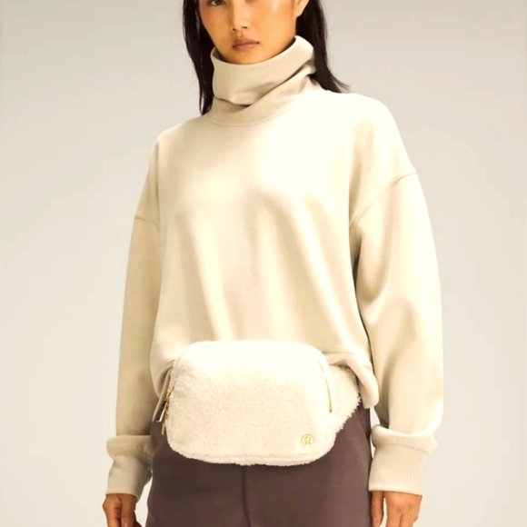 LULULEMON SOFT FLEECE Belt Bag Crossbody Gold Logo Inside Net & Pocket CHIC NWOT - Picture 8 of 8